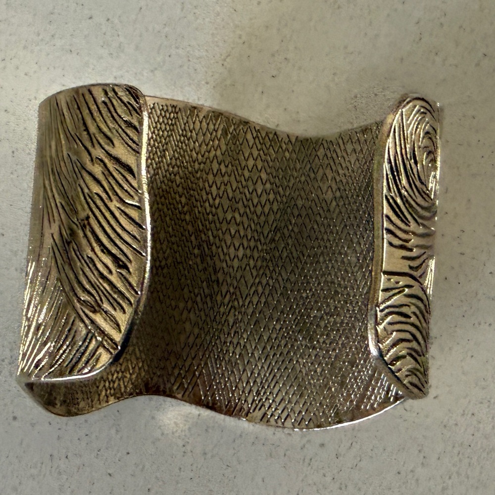 Elegant Textured Cuff Bracelet - Picture 3 of 9